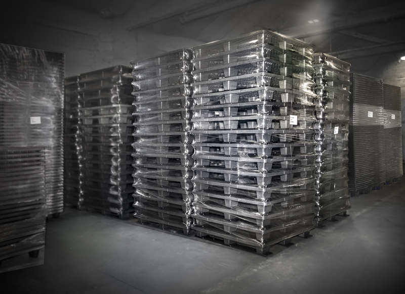 Stackable pallets in warehouse