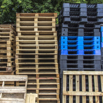 The,Old,Wooden,Pallets,And,Old,Plastic,Pallets,On,The