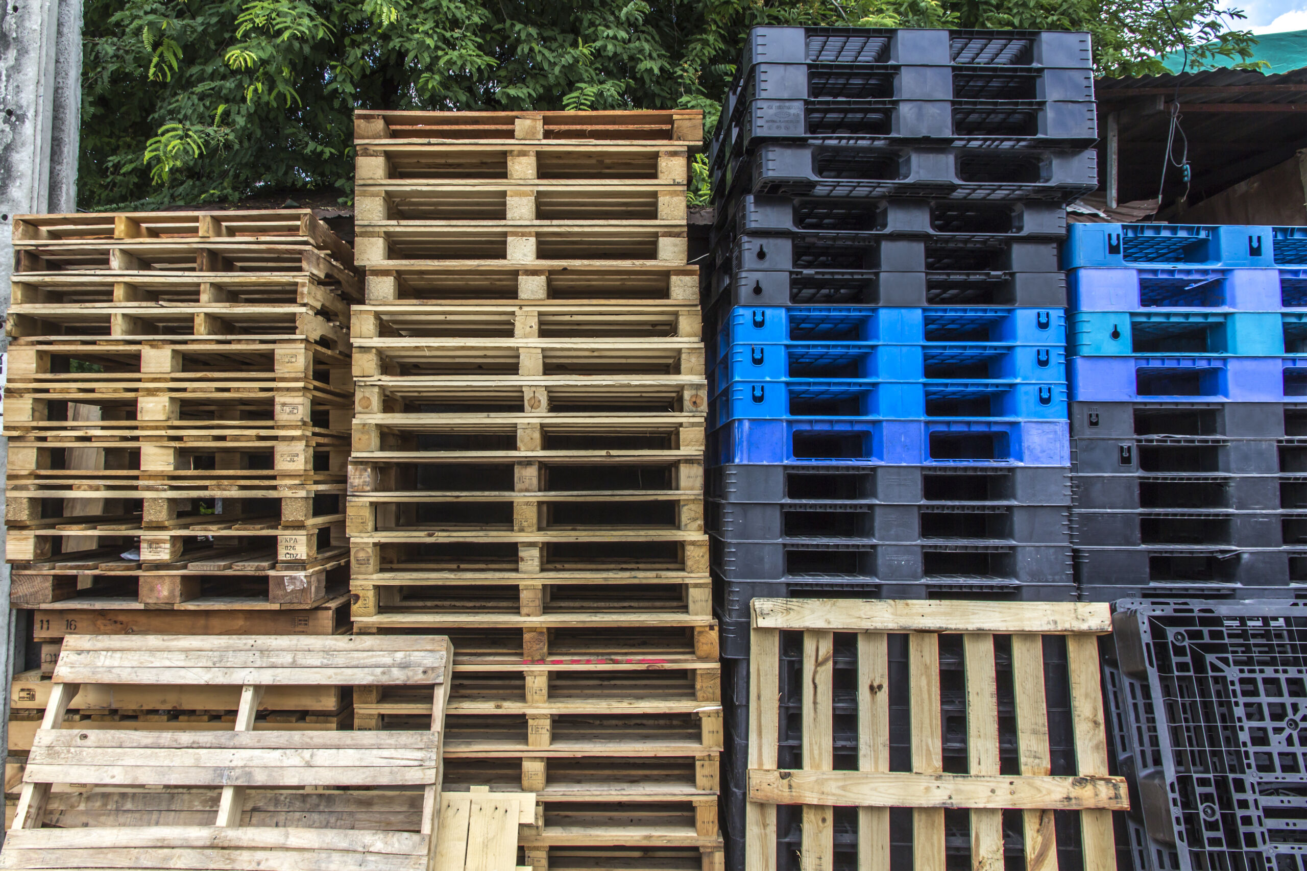 Plastic Pallets Versus Wooden Pallets CTC Plastics